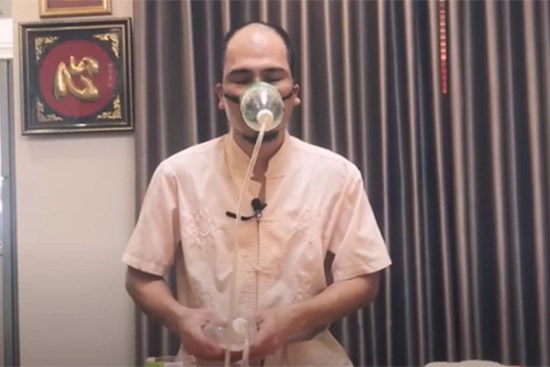 Lương y hướng dẫn cách tự làm dụng cụ trợ thở bằng chai nhựa dành cho F0 tại nhà trong trường hợp tạm thời, cấp bách