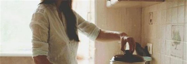 Đi nấu canh rồi quay lại, mẹ phát hiện con mất tích, ông bố đùa một câu suýt thì hối không kịp-1