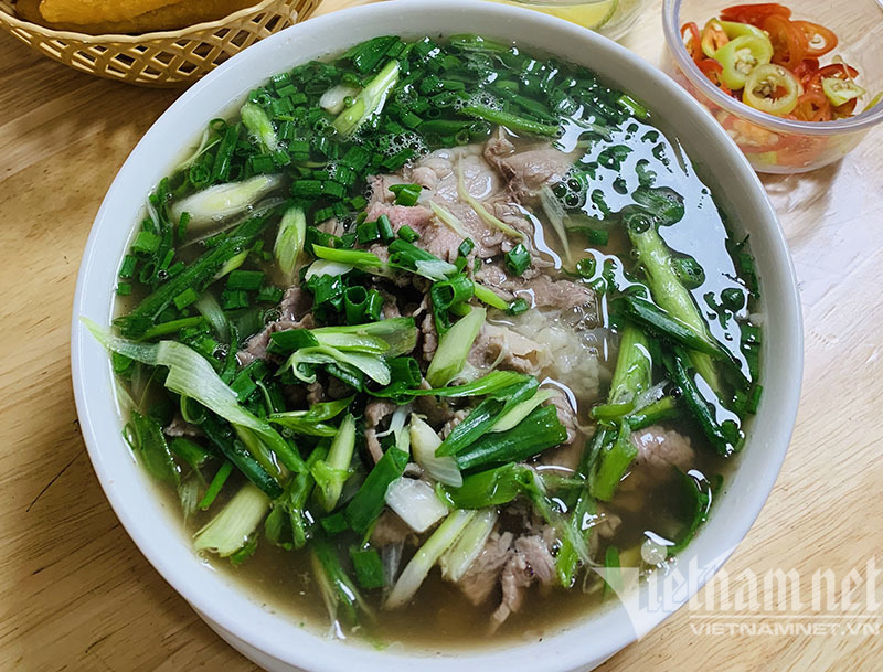 Kỷ lục 4 tuần giãn cách, ở nhà nấu 1.500 bát bún, phở ăn sáng-1