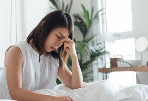 Tôi định đóng cửa phòng đi ngủ thì mẹ chồng đưa cho chai nước mắm bảo mang vào giường, biết lý do mà tôi chết sững-1