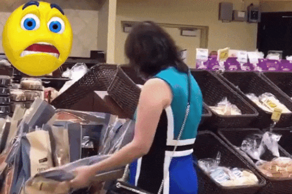 Nhóm khách nữ vô ý thức dừng xe ngay khúc cua đường đèo, vô tư ngồi ăn uống gây phẫn nộ-3