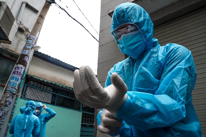 Mối nguy hiểm từ bàn tay lấy mẫu xét nghiệm Covid-19-1