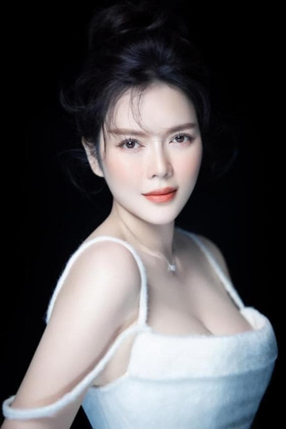 Lý Nhã Kỳ bị chê catwalk như đi chợ, chiếc váy phản chủ khiến cô trông như đang mang thai-1