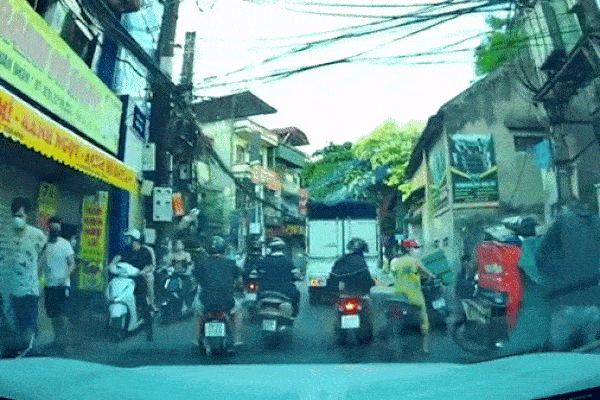 Thanh niên đi xe máy thản nhiên trộm đồ giữa phố đông người