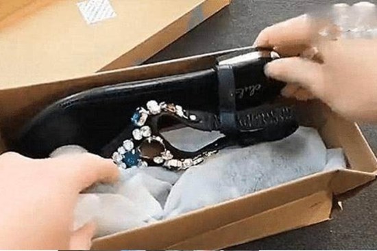 Sau nhiều năm mua giày, bạn có nhận ra rằng lớp vải trắng trong hộp giày rất quan trọng, thật lãng phí nếu vứt bỏ