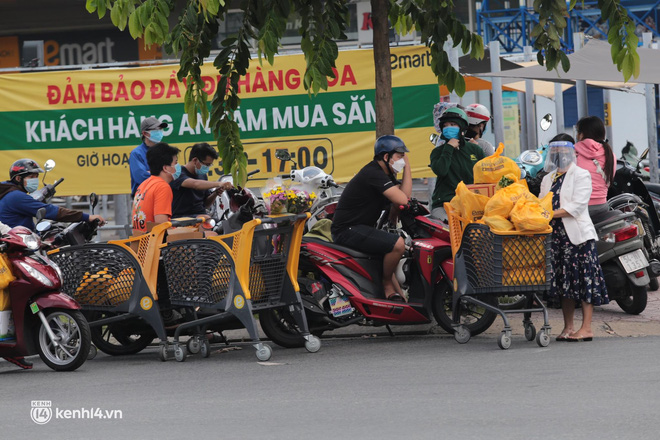 Ảnh: Người dân TP.HCM nườm nượp kéo nhau đi siêu thị, nhiều tuyến phố ùn ứ-15