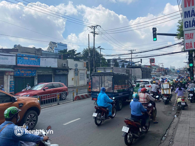 Ảnh: Người dân TP.HCM nườm nượp kéo nhau đi siêu thị, nhiều tuyến phố ùn ứ-1