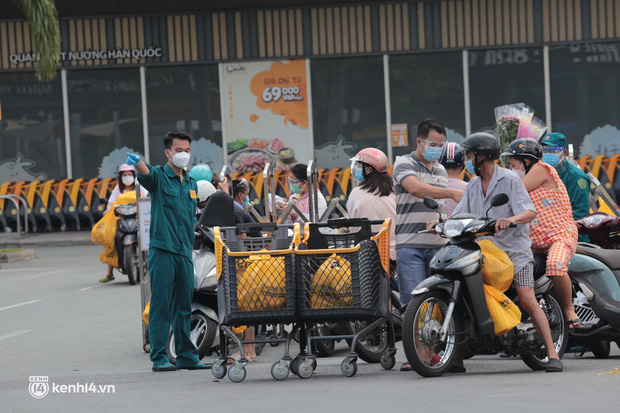 Ảnh: Người dân TP.HCM nườm nượp kéo nhau đi siêu thị, nhiều tuyến phố ùn ứ-12
