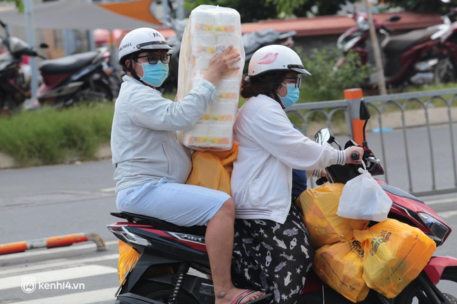 Ảnh: Người dân TP.HCM nườm nượp kéo nhau đi siêu thị, nhiều tuyến phố ùn ứ-14