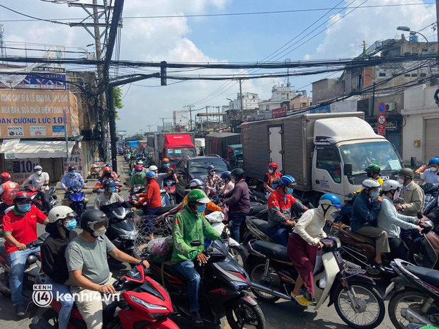 Ảnh: Người dân TP.HCM nườm nượp kéo nhau đi siêu thị, nhiều tuyến phố ùn ứ-2