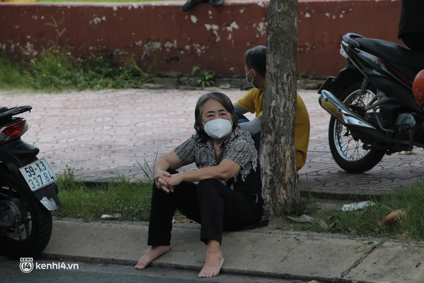 Ảnh: Người dân TP.HCM nườm nượp kéo nhau đi siêu thị, nhiều tuyến phố ùn ứ-9