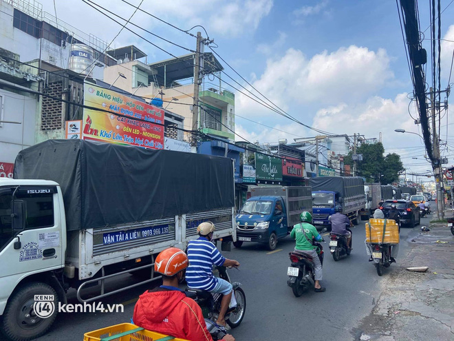 Ảnh: Người dân TP.HCM nườm nượp kéo nhau đi siêu thị, nhiều tuyến phố ùn ứ-6