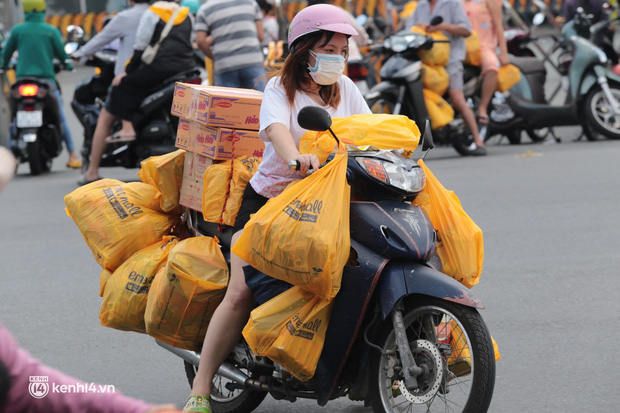 Ảnh: Người dân TP.HCM nườm nượp kéo nhau đi siêu thị, nhiều tuyến phố ùn ứ-13
