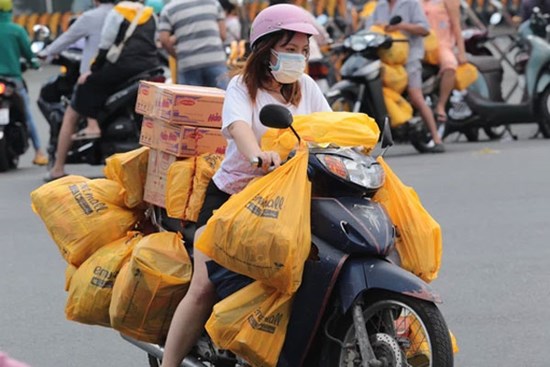 Ảnh: Người dân TP.HCM nườm nượp kéo nhau đi siêu thị, nhiều tuyến phố ùn ứ