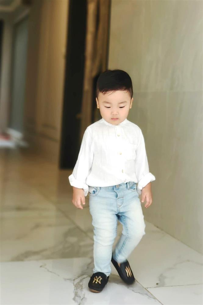 Con trai Hoà Minzy diện sơ mi trắng như tài tử, đi đâu mà hút hơn 100 nghìn like?-1