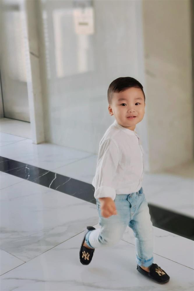 Con trai Hoà Minzy diện sơ mi trắng như tài tử, đi đâu mà hút hơn 100 nghìn like?-2