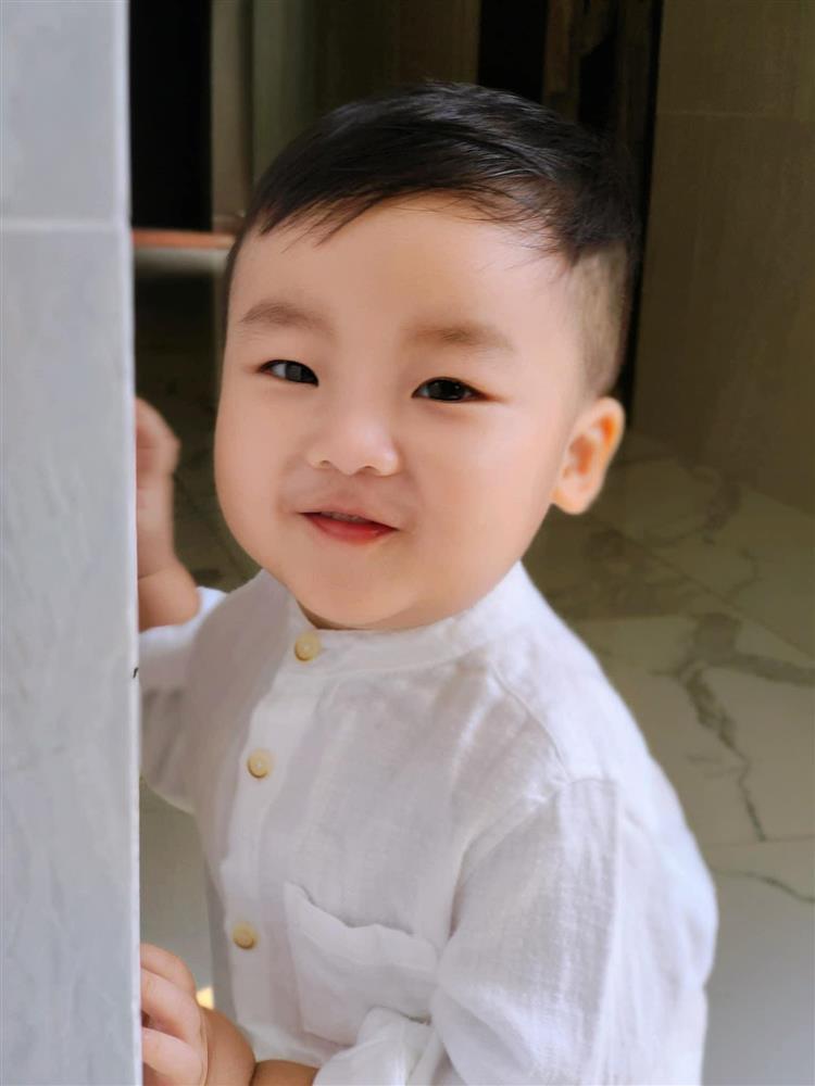 Con trai Hoà Minzy diện sơ mi trắng như tài tử, đi đâu mà hút hơn 100 nghìn like?-4