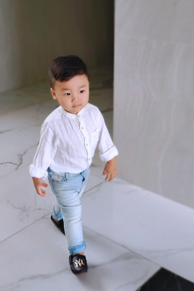 Con trai Hoà Minzy diện sơ mi trắng như tài tử, đi đâu mà hút hơn 100 nghìn like?-5