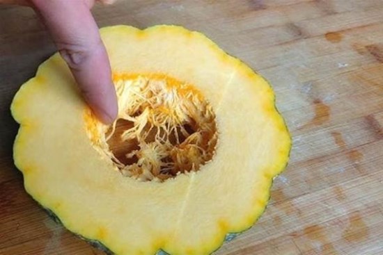 Đối với bí ngô không thể ăn hết, hãy rắc một ít gia vị này lên, bí ngô có thể giữ tươi cả tháng không bị thối