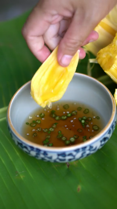 Quả mít vàng ươm trông thích mê, nhưng cách ăn lạ lùng của cô gái lại khiến nhiều người kinh ngạc đã ngọt rồi còn mặn”-2