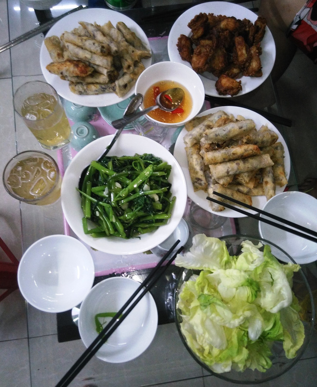 Vì một sơ suất nhỏ của vợ, chồng hất đổ mâm cơm mặc kệ người ngoài can gián khiến người phụ nữ đưa ra quyết định vả mặt”-1