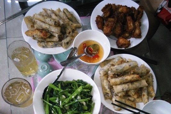 Vì một sơ suất nhỏ của vợ, chồng hất đổ mâm cơm mặc kệ người ngoài can gián khiến người phụ nữ đưa ra quyết định “vả mặt”