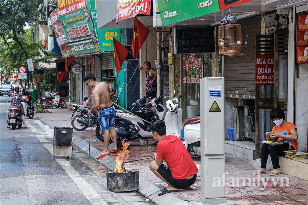 Đường phố Hà Nội đỏ lửa cúng Rằm tháng Bảy đặc biệt nhất-1