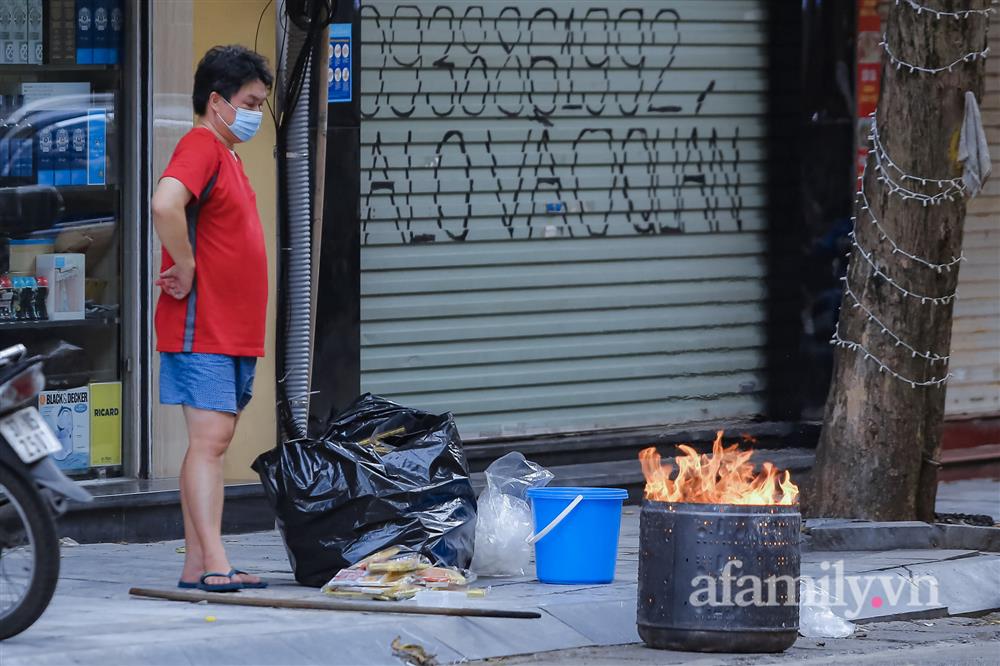 Đường phố Hà Nội đỏ lửa cúng Rằm tháng Bảy đặc biệt nhất-7