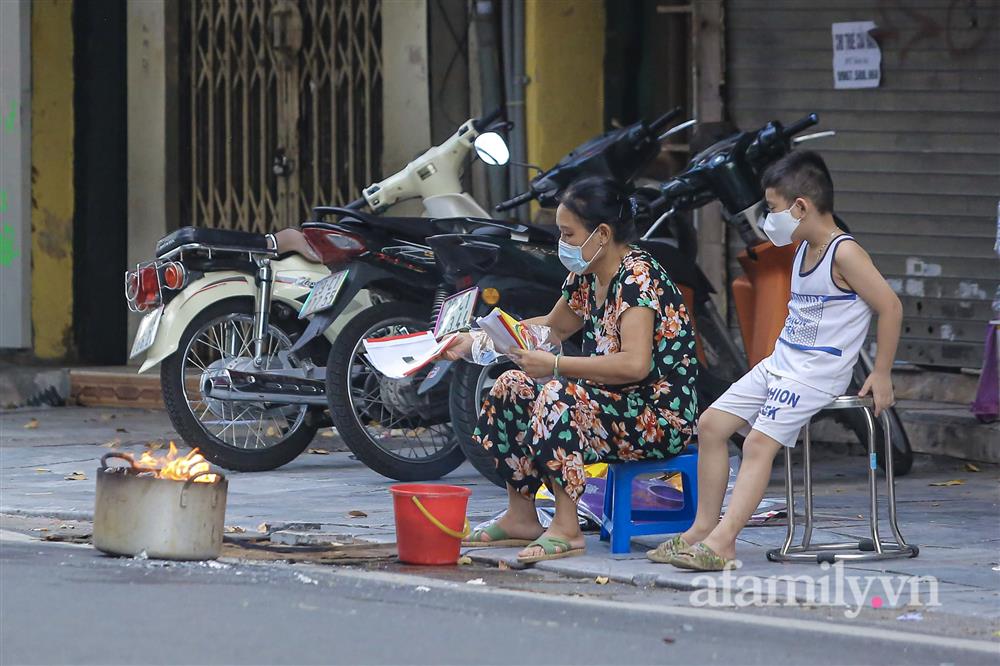 Đường phố Hà Nội đỏ lửa cúng Rằm tháng Bảy đặc biệt nhất-9