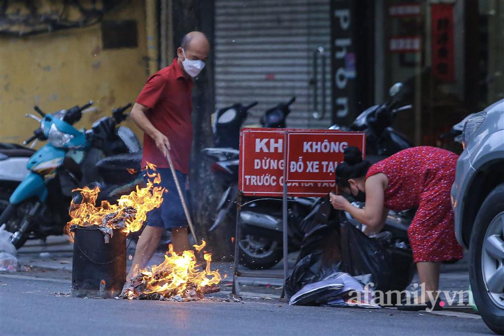 Đường phố Hà Nội đỏ lửa cúng Rằm tháng Bảy đặc biệt nhất-11