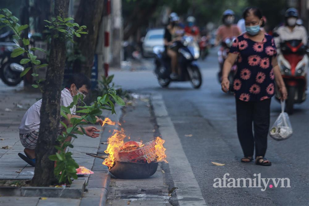 Đường phố Hà Nội đỏ lửa cúng Rằm tháng Bảy đặc biệt nhất-14