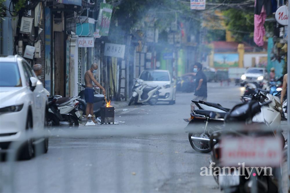 Đường phố Hà Nội đỏ lửa cúng Rằm tháng Bảy đặc biệt nhất-15