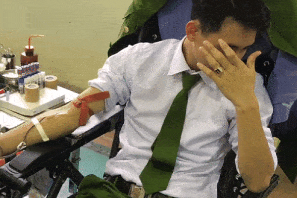 Công an đang trực chốt mà gái lạ xông vào nắm tay, lập tức có biểu cảm gây sốt-3