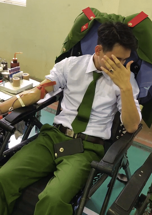 Chàng công an e lệ, mặt mũi tái mét khi đi hiến máu, chi tiết lạ trên bàn tay khiến chính chủ vội vàng đính chính-1