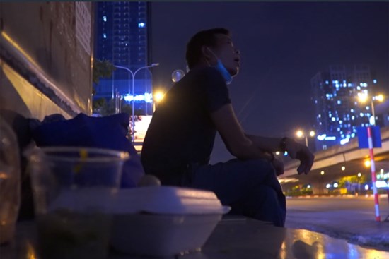 Lao động nghèo mất việc, chui gầm cầu trốn dịch Covid-19 ở Hà Nội