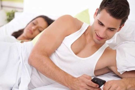 Bí mật trong chiếc điện thoại vạch trần sự thật về người chồng “hoàn hảo”, vợ trẻ bấn loạn không biết nên ly dị hay tiếp tục