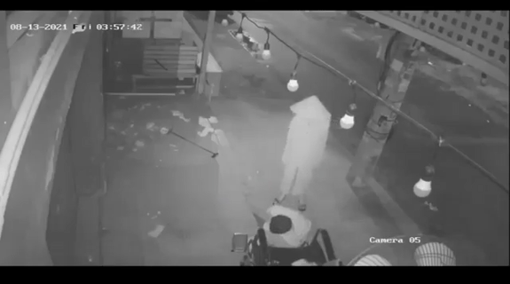 Xôn xao khắp MXH về đoạn clip người phụ nữ vô gia cư có những hành động như đánh đập chồng ngồi xe lăn trước khi ông qua đời-1