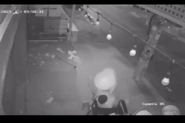 Xôn xao khắp MXH về đoạn clip người phụ nữ vô gia cư có những hành động như đánh đập chồng ngồi xe lăn trước khi ông qua đời