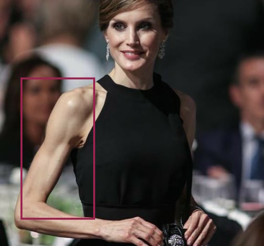 Hoàng hậu Tây Ban Nha nhiều lần diện đầm lộ vai gân guốc thô cứng, còn đâu là biểu tượng mặc đẹp hơn Kate-1