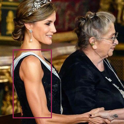 Hoàng hậu Tây Ban Nha nhiều lần diện đầm lộ vai gân guốc thô cứng, còn đâu là biểu tượng mặc đẹp hơn Kate-4