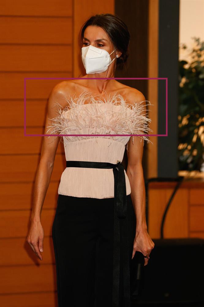 Hoàng hậu Tây Ban Nha nhiều lần diện đầm lộ vai gân guốc thô cứng, còn đâu là biểu tượng mặc đẹp hơn Kate-6