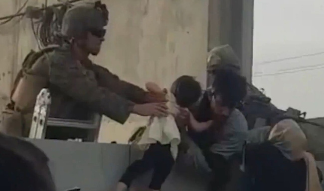 Bức ảnh em bé khóc ngằn ngặt qua hàng rào thép gai ở Afghanistan gây chấn động-3