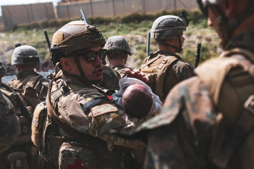 Bức ảnh em bé khóc ngằn ngặt qua hàng rào thép gai ở Afghanistan gây chấn động-5