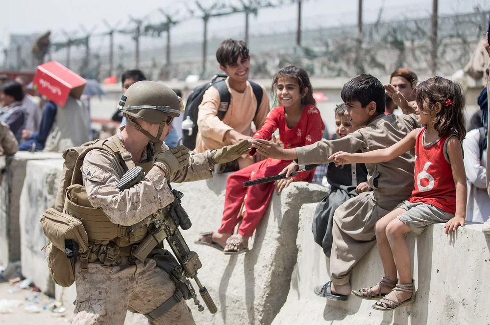 Bức ảnh em bé khóc ngằn ngặt qua hàng rào thép gai ở Afghanistan gây chấn động-7