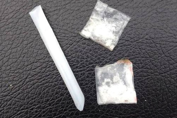 Vợ mua ma túy về giấu vào xe chồng rồi... báo công an-1