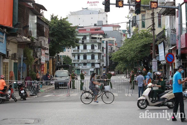 Hà Nội: Giận chồng, vợ ra ban công dọa nhảy từ tầng 4 xuống cho sáng mắt ra nhưng bị trượt chân, may chồng túm lại được-2