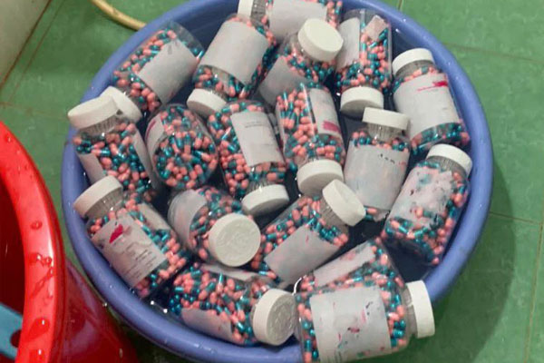 Bị vợ hắt hủi khi tạt qua nhà lấy đồ, anh công an ném ngay cái lườm sắc lẹm đầy hờn dỗi vào đối phương-3