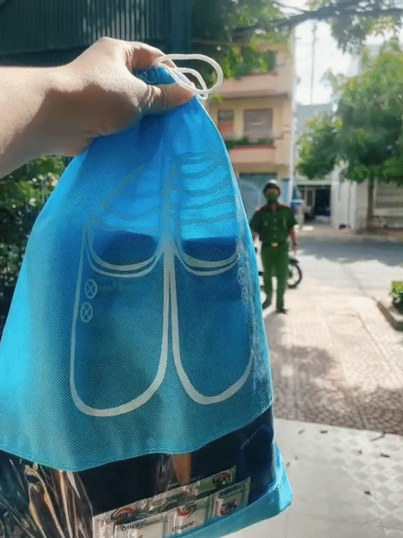 Bị vợ hắt hủi khi tạt qua nhà lấy đồ, anh công an ném ngay cái lườm sắc lẹm đầy hờn dỗi vào đối phương-1