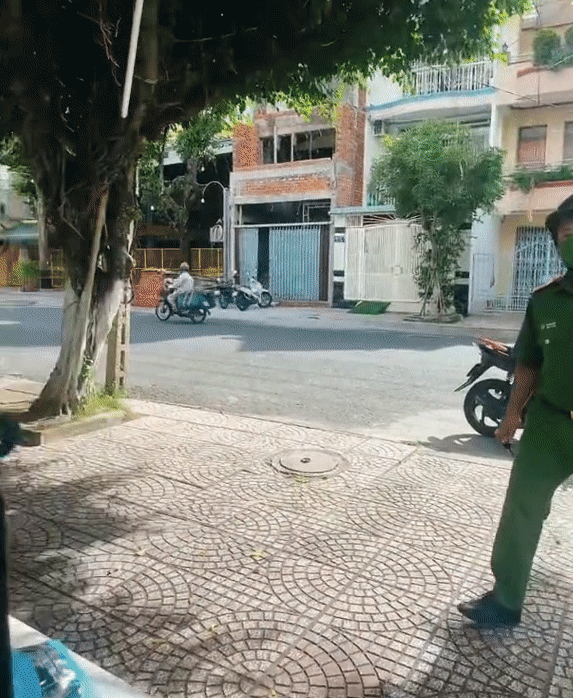 Bị vợ hắt hủi khi tạt qua nhà lấy đồ, anh công an ném ngay cái lườm sắc lẹm đầy hờn dỗi vào đối phương-2