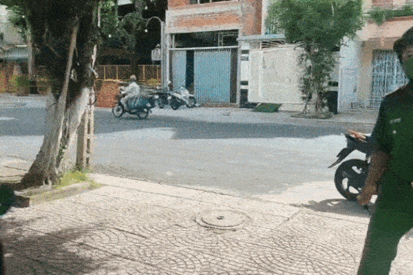 Trẻ vô gia cư ăn bờ ngủ bụi được phát bữa tối, nói đôi câu mà khiến nhiều người lớn đỏ mặt-1